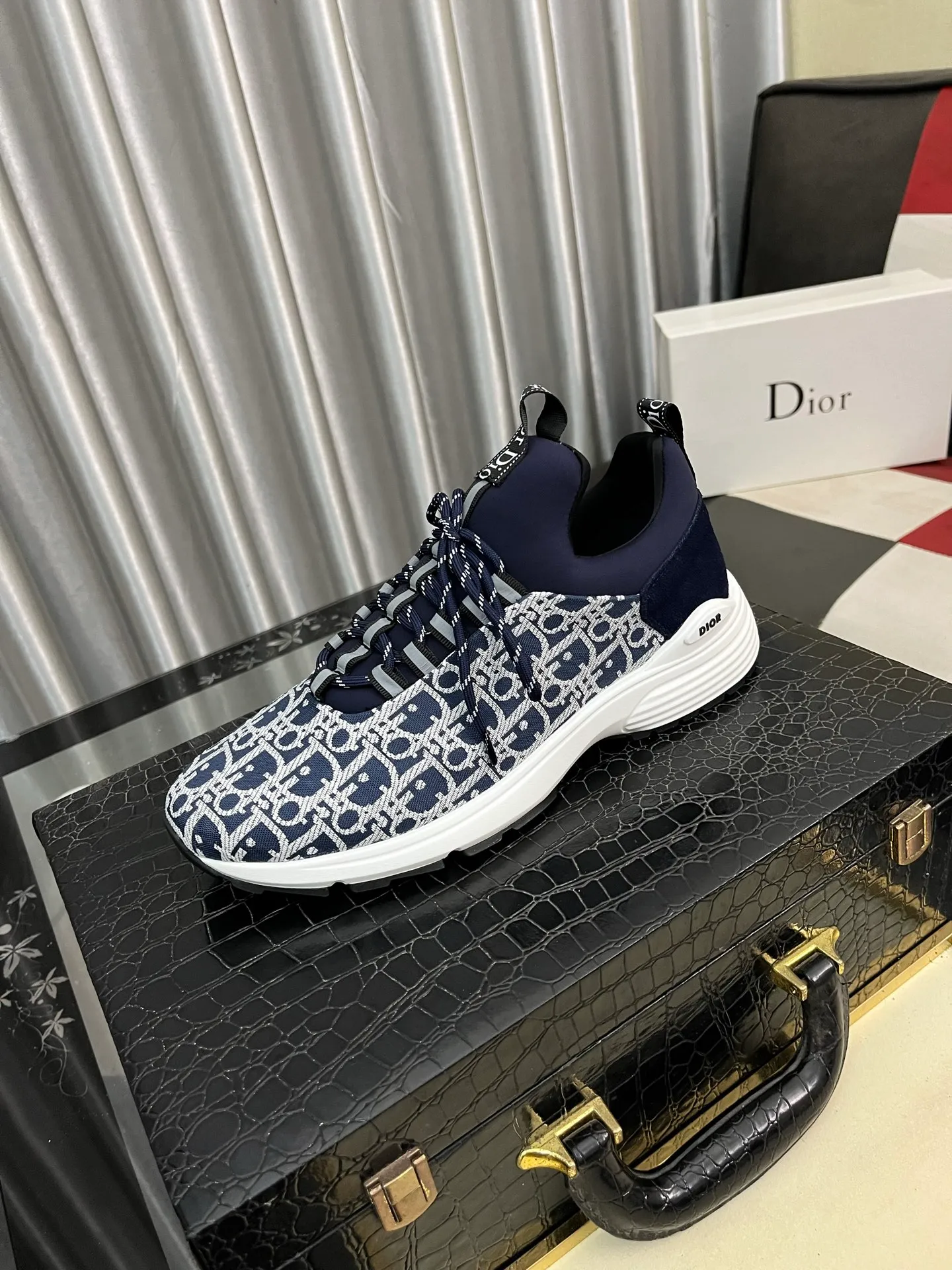 Men's Men's Shoes💰440⌚️⌚️ Dior's casual and sporty style combines the elements of dad's bag-soled shoes, successfully breaking through the dad shoe style that has been on the streets in recent years, and becoming a beautiful landscape in luxury goods. The fabric is high mercerized with breathable mesh, and the mesh on both sides of the shoe is made of three layers of composite technology. The bottom process uses package molding fabrics: imported high mercerized 🐂 cowhide stitching with original customized D-shaped mesh code number: 38-443️⃣Colors available